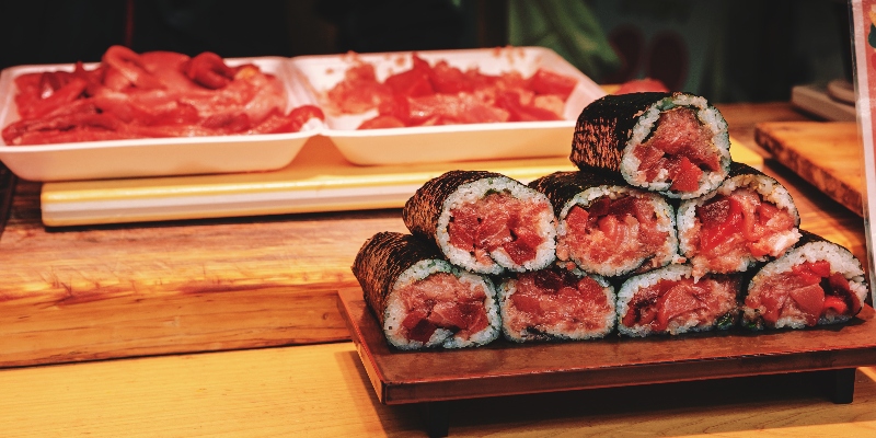 A tuna sushi take-out stall in Tsukiji Market
