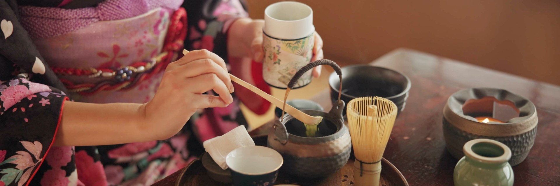 matcha-and-Japanese-woman-with-tea-ceremony