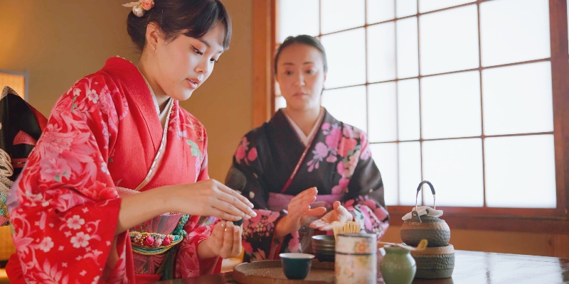 Japanese-people-and-kimono-for-tea-ceremony