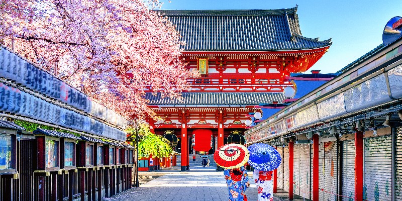 Asian-woman-wearing-kimono-at-Sensoji-Temple