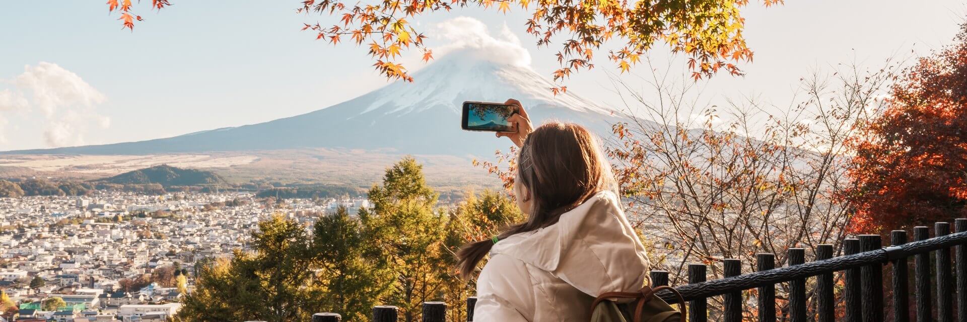 Woman-tourist-with-mount-Fuji