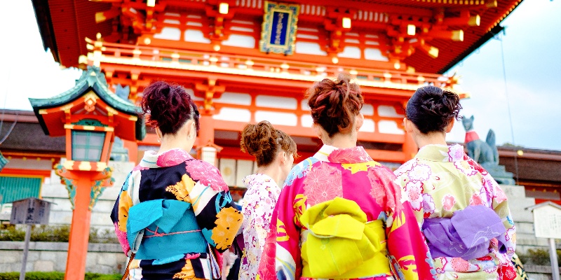 Young-girls-wearing-Japanese-kimono