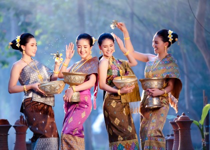 Laos-girls-splashing-water