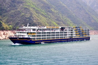 VICTORIA-JENNA-OUTSIDE