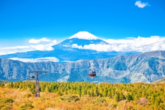 Ropeway and view of Mountain Fuji from Owakudani