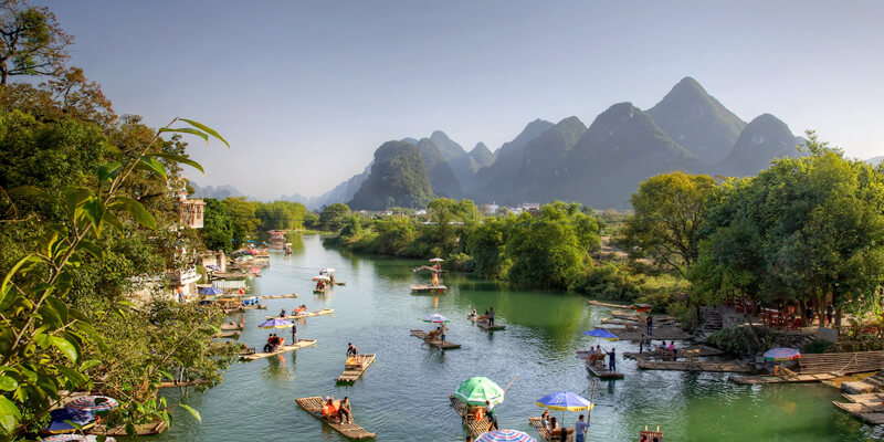 Bambusfloßfahrt auf dem Yulong-Fluss