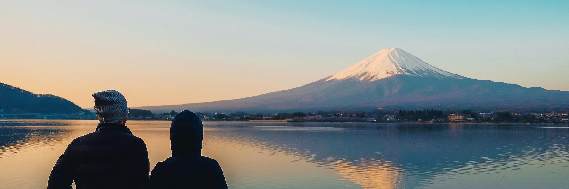 Couple traveler and Mount Fuji