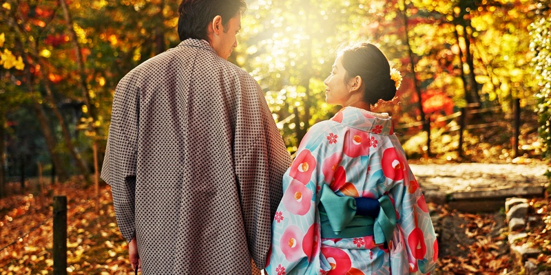 a couple dressed in Kimono