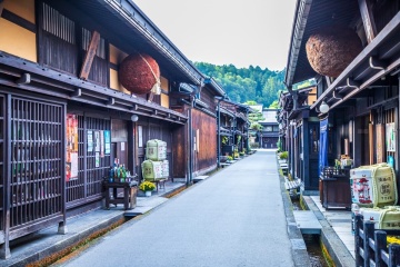 takayama-sake-brewery-street