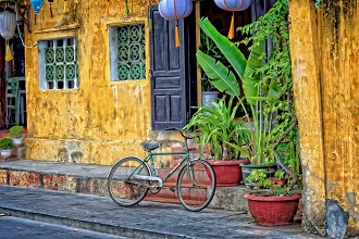 rusty bike in hoi an