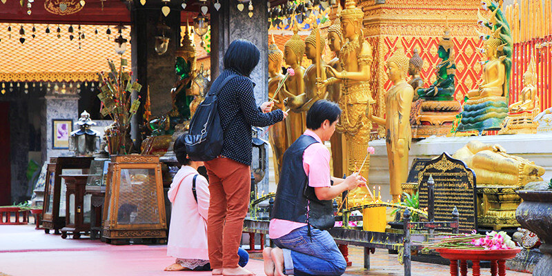 Praying-in-Thai-Temple