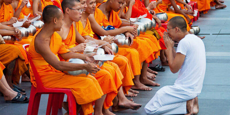 Respect-for-Monks-in-Thailand