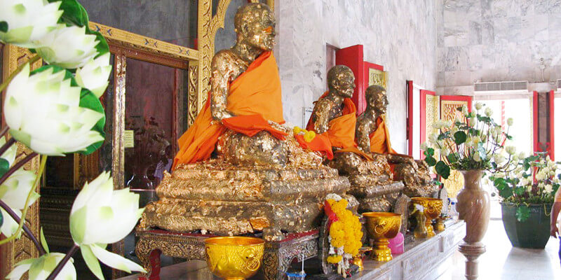 Prayers-Show-Gratitude-Through-Flowers-in-Wat-Chalong