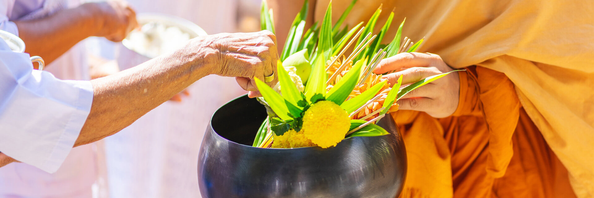 Almsgiving-in-Thailand