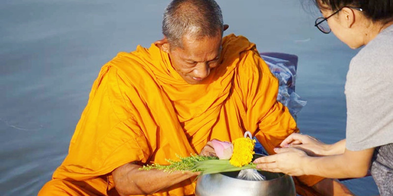 Alms-Giving-in-Thailand