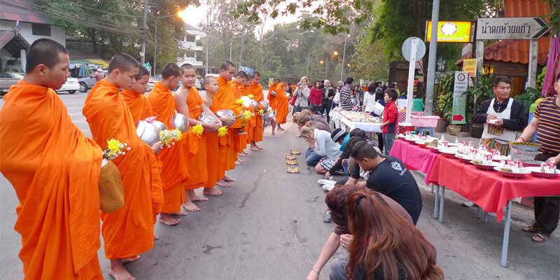 Alms-Giving-in-Chiangmai-Market