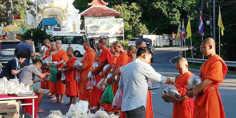 Alms-Giving-at-Wat-Prathat-Doi-Suthep