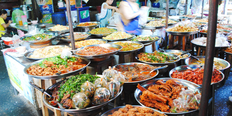 Street-Food-in-Khlong-Toei-Market