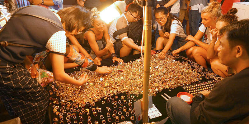 Tourists-in-Chiang-Mai-Sunday-Market