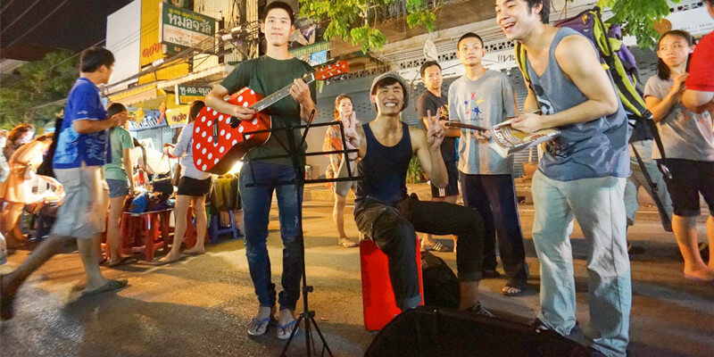 Street-Artists-at-Chiang-Mai-Sunday-Market