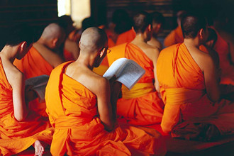Monks-Chanting-in-Wat-Pho