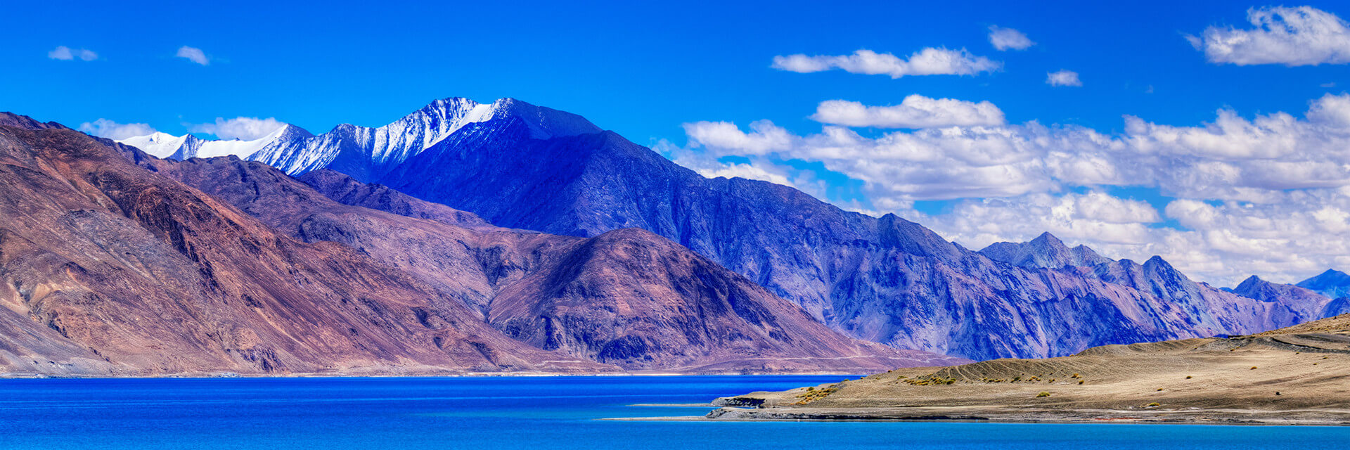 Mountain-and-Lake-in-Tibet