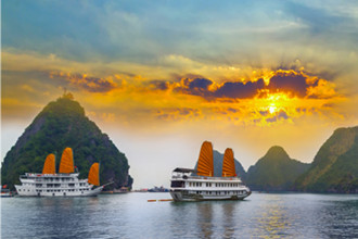 Enjoy an overnight cruise in Halong Bay