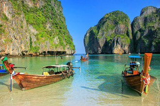 Longtail-Boats-Anchored-At-Maya Bay