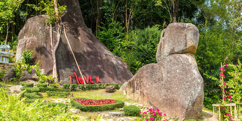 Valentine-Stone-on-Lamai-Viewpoint