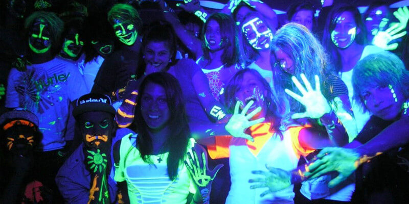 Neon-Body-Paints-in-Full-Moon-Party