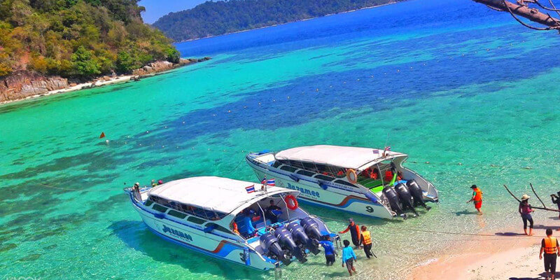 Speed-boats-to-Koh-Lipe