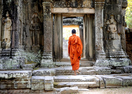 Monk-in-Angkor-Wat