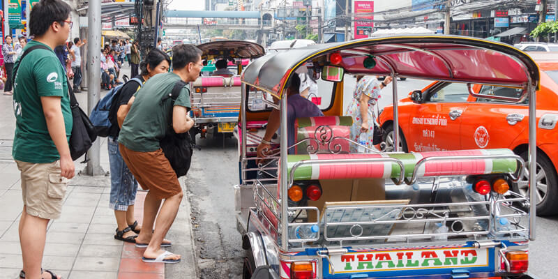 Tourists-Bargaining-with-Tuk-Tuk-Driver