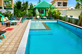 Swimming-Pool-in-River-Dolphin-Hotel