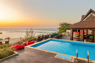 Sunset-Pool-Holiday-Inn-Resort-Phi-Phi-Island