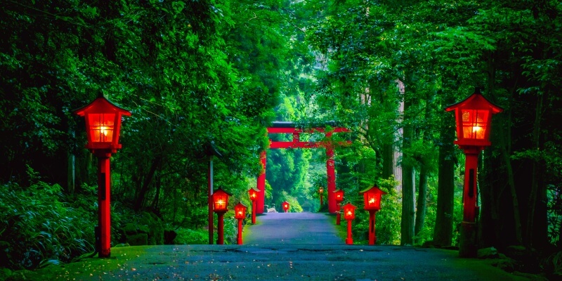Hakone-Shrine-in-a-peaceful-forest