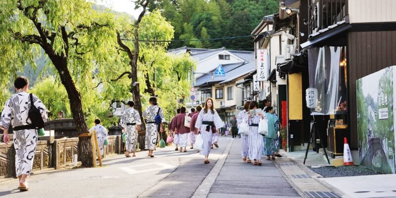 Wander-around-Kinosaki-onsen-in-a-Yukat