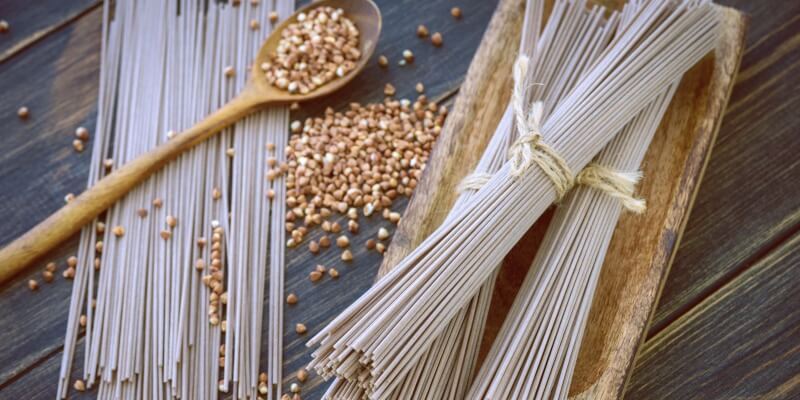 Dried-soba-noodle-and-buckwheat