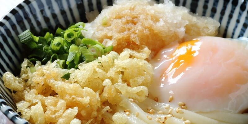 ramen-topped-with-tempura-flakes