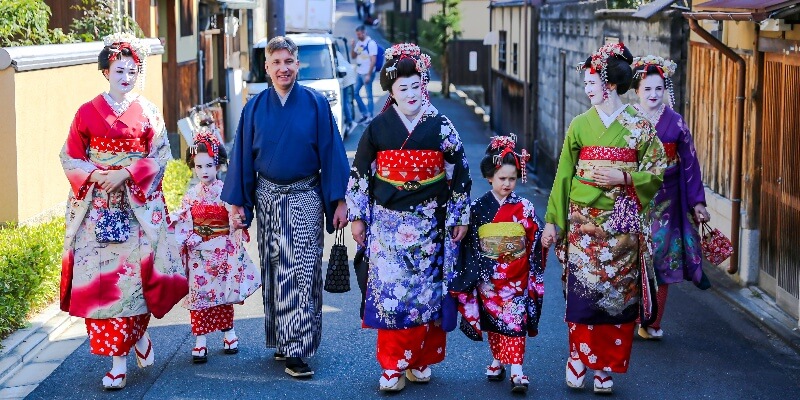 women-and-girls-in-maiko-kimono-with-samurai-in-gion