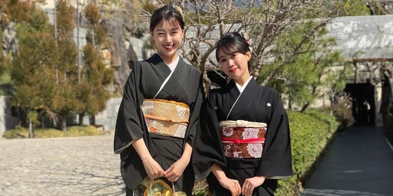 married-women-in-black-tomesode-kimono