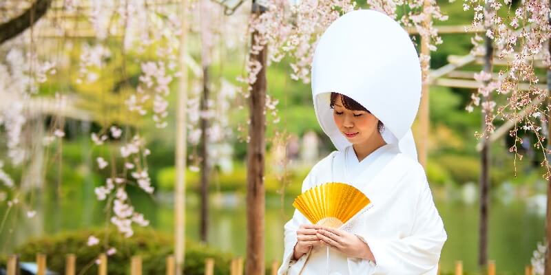 a-bride-wearing-typical-shiromuku-kimono