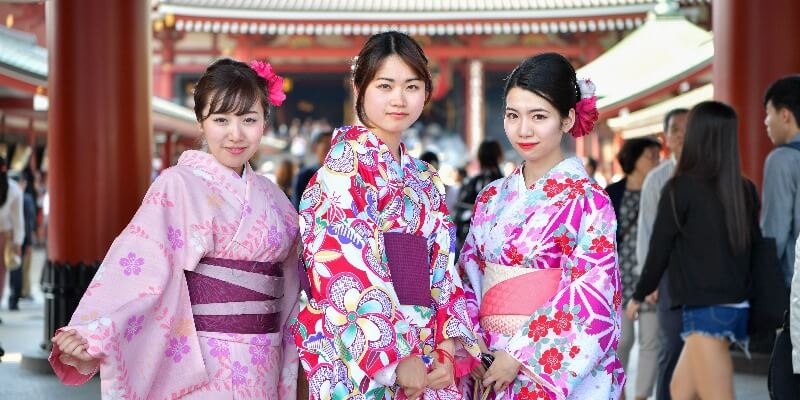 Japanese-woman-wearing-traditional-yukata-at-sensojo-temple