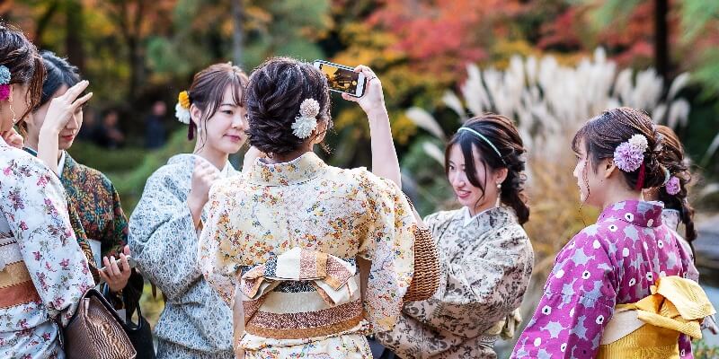 girls-in-kimono-enjoying-colorful-leaves