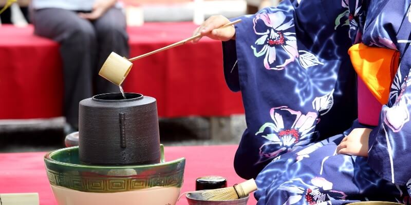 japanese-woman-in-kimono-prepares-for-the-tea-ceremony