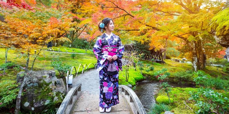 a-woman-wearing-kimono-in-an-autumn-garden