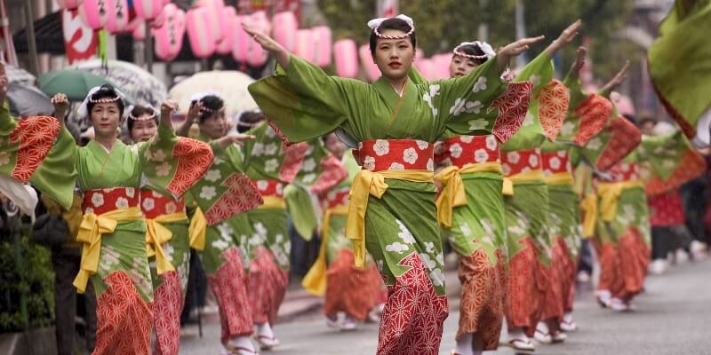 women-in-green-yukata-dancing-during-the-ohara-matsuri-festival