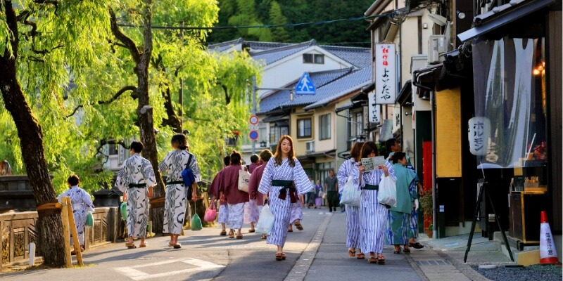 wandering-around-kinosaki-in-yukata