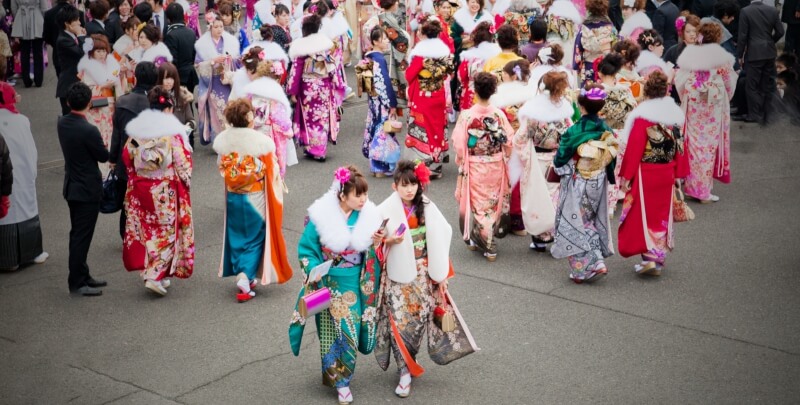 japanese-women-celebrate-in-yukata-and-geta