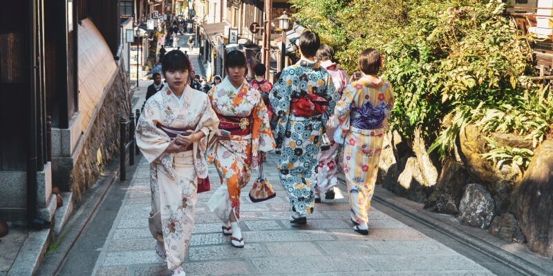 walking-old-town-in-kimono-and-geta